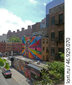 USA, New York,  Street art by Eduardo Kobra, photo taken from High Line Park in New York. Редакционное фото, фотограф Анна Чижова / Фотобанк Лори