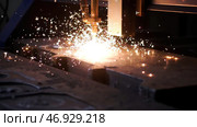 The laser cuts special equipment at the factory. Стоковое фото, фотограф David Kashakhi / Фотобанк Лори