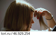 The girl winds curls on a curling iron. Стоковое фото, фотограф David Kashakhi / Фотобанк Лори