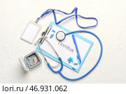 Буфер обмена со словом TINNITUS, стетоскоп и слуховой аппарат на белом фоне. Стоковое фото, фотограф Pixel_shot / Фотобанк Лори