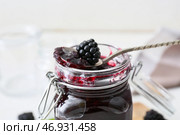 Банка и ложка с вкусным ежевичным джемом на светлом фоне, крупным планом. Стоковое фото, фотограф Pixel_shot / Фотобанк Лори