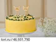 Встаньте с вкусным свадебным тортом и отправьте сообщение MR. МИССИС, крупным планом. Стоковое фото, фотограф Pixel_shot / Фотобанк Лори