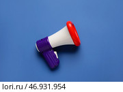 Игрушечный мегафон на синем фоне. Стоковое фото, фотограф Pixel_shot / Фотобанк Лори