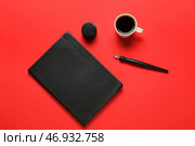 Блокнот с пером, чернилами и чашкой кофе на красном фоне. Стоковое фото, фотограф Pixel_shot / Фотобанк Лори
