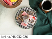 Тарелка с вкусным рахат-лукумом и кофейником на светлом фоне. Стоковое фото, фотограф Pixel_shot / Фотобанк Лори