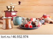 Тарелка с вкусным рахат-лукумом, кофейником и чашкой на столе. Стоковое фото, фотограф Pixel_shot / Фотобанк Лори