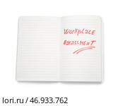 Записная книжка с текстом «ПРЕСЛЕДОВАНИЯ НА РАБОЧЕМ МЕСТЕ» на белом фоне. Стоковое фото, фотограф Pixel_shot / Фотобанк Лори