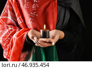 Женщина с флагом Афганистана и свечой на темном фоне, крупным планом. Стоковое фото, фотограф Pixel_shot / Фотобанк Лори