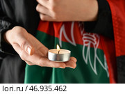 Женщина с флагом Афганистана и свечой, крупным планом. Стоковое фото, фотограф Pixel_shot / Фотобанк Лори