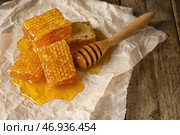 Медовые соты и ковш на деревянном фоне. Стоковое фото, фотограф Pixel_shot / Фотобанк Лори