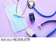Композиция с пульсоксиметром и медицинской маской на цветном фоне. Стоковое фото, фотограф Pixel_shot / Фотобанк Лори