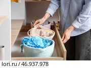 Женщина с органайзером для гардероба в гардеробной, крупным планом. Стоковое фото, фотограф Pixel_shot / Фотобанк Лори