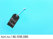 Тег с текстом ЧЕРНАЯ ПЯТНИЦА на цветном фоне. Стоковое фото, фотограф Pixel_shot / Фотобанк Лори