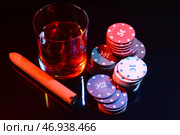 Фишки для покера, стакан напитка и сигара на темном фоне. Стоковое фото, фотограф Pixel_shot / Фотобанк Лори