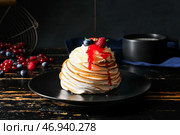Тарелка с вкусным тортом Павлова на фоне темного дерева. Стоковое фото, фотограф Pixel_shot / Фотобанк Лори