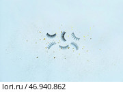 Различные накладные ресницы на цветном фоне. Стоковое фото, фотограф Pixel_shot / Фотобанк Лори