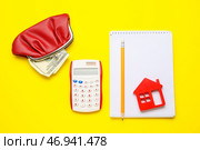 Калькулятор с моделью домика, записной книжки, бумажника и денег на цветном фоне. Стоковое фото, фотограф Pixel_shot / Фотобанк Лори