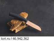 Нож с точильными камнями на темном фоне. Стоковое фото, фотограф Pixel_shot / Фотобанк Лори