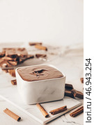 Чаша вкусного растопленного шоколада на гранж-фоне. Стоковое фото, фотограф Pixel_shot / Фотобанк Лори