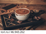 Чаша вкусного растопленного шоколада на деревянном фоне. Стоковое фото, фотограф Pixel_shot / Фотобанк Лори