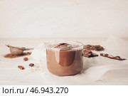 Стеклянная чаша вкусного растопленного шоколада на светлом деревянном фоне. Стоковое фото, фотограф Pixel_shot / Фотобанк Лори
