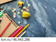 Карандаши, точилка и блокнот на цветном фоне. Стоковое фото, фотограф Pixel_shot / Фотобанк Лори