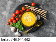 Чаша с вкусным чесночным крем-супом на сером фоне. Стоковое фото, фотограф Pixel_shot / Фотобанк Лори