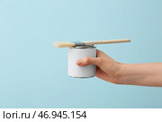 Женская рука с баллончиком краски и кистью на цветном фоне. Стоковое фото, фотограф Pixel_shot / Фотобанк Лори
