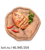 Доска с вкусным стейком и специями на белом фоне. Стоковое фото, фотограф Pixel_shot / Фотобанк Лори