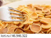 Поедание вкусных мини-блинчиков с тарелки, крупным планом. Стоковое фото, фотограф Pixel_shot / Фотобанк Лори