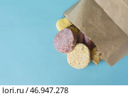 Различные полуфабрикаты: блинчики, сосиски, наггетсы, котлеты, выпадающие из бумажного пакета крупным планом. Стоковое фото, фотограф Лозовая Людмила / Фотобанк Лори