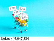 Продуктовая корзина с различными пищевыми добавками крупным планом на светлом фоне. Стоковое фото, фотограф Лозовая Людмила / Фотобанк Лори