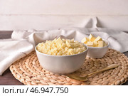 Миски с вкусным кус-кусом и маслом на светлом деревянном фоне. Стоковое фото, фотограф Pixel_shot / Фотобанк Лори