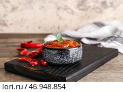 Чаша вкусного соуса сальса на деревянном фоне. Стоковое фото, фотограф Pixel_shot / Фотобанк Лори