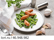 Тарелка с вкусными сосисками и стручковой фасолью на фоне гранж, крупным планом. Стоковое фото, фотограф Pixel_shot / Фотобанк Лори