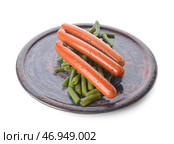 Тарелка с вкусными сосисками и стручковой фасолью на белом фоне. Стоковое фото, фотограф Pixel_shot / Фотобанк Лори