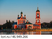 The Golden Ring of Russia, the city of Pereslavl-Zalessky. The Church of the Forty Martyrs of Sebaste at a beautiful pink sunset on the side of Lake Pleshcheyev. Стоковое фото, фотограф Photojuli / Фотобанк Лори