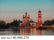 The Golden Ring of Russia, the city of Pereslavl-Zalessky. The Church of the Forty Martyrs of Sebaste at a beautiful pink sunset on the side of Lake Pleshcheyev. Стоковое фото, фотограф Photojuli / Фотобанк Лори