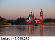 The Golden Ring of Russia, the city of Pereslavl-Zalessky. The Church of the Forty Martyrs of Sebaste at a beautiful pink sunset on the side of Lake Pleshcheyev. Стоковое фото, фотограф Photojuli / Фотобанк Лори