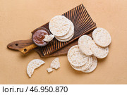Доска с хрустящими рисовыми крекерами и растопленным шоколадом на цветном фоне. Стоковое фото, фотограф Pixel_shot / Фотобанк Лори