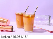 Бокалы с вкусным коктейлем май тай и мерная чашка на цветном фоне. Стоковое фото, фотограф Pixel_shot / Фотобанк Лори