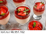 Бокалы с вкусной клубничной панна коттой и мятой на светлом фоне, крупным планом. Стоковое фото, фотограф Pixel_shot / Фотобанк Лори