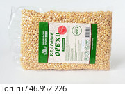 Кедровые орехи очищенные в вакуумной упаковке. Забайкальский продукт. Сделано в Сибири. Редакционное фото, фотограф Владимир Литвинов / Фотобанк Лори