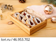 Коробка вкусного печенья Linzer на деревянном фоне. Стоковое фото, фотограф Pixel_shot / Фотобанк Лори