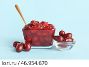 Миски с вкусным вареньем из кизила на синем фоне. Стоковое фото, фотограф Pixel_shot / Фотобанк Лори
