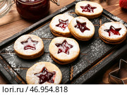 Доска с вкусным печеньем Linzer на столе. Стоковое фото, фотограф Pixel_shot / Фотобанк Лори