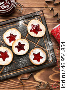 Доска с вкусным печеньем Linzer на столе. Стоковое фото, фотограф Pixel_shot / Фотобанк Лори