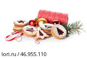 Вкусное печенье Linzer с рождественским декором на белом фоне. Стоковое фото, фотограф Pixel_shot / Фотобанк Лори