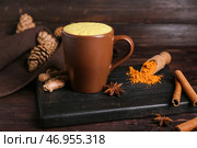 Чашка здорового латте с куркумой и специями на деревянном фоне. Стоковое фото, фотограф Pixel_shot / Фотобанк Лори