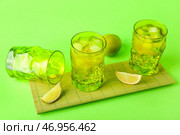 Стаканы вкусного коктейля и лаймы на цветном фоне. Стоковое фото, фотограф Pixel_shot / Фотобанк Лори